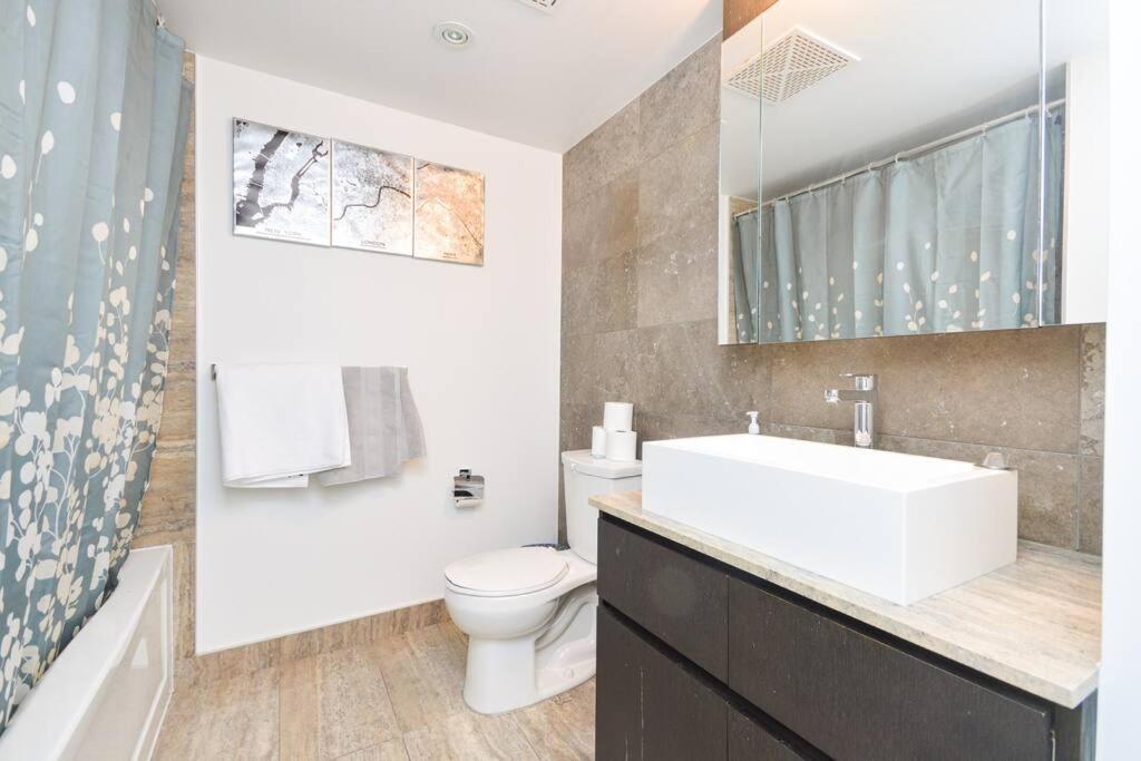 Best Location With Lake & City Views Plus Parking Торонто Экстерьер фото